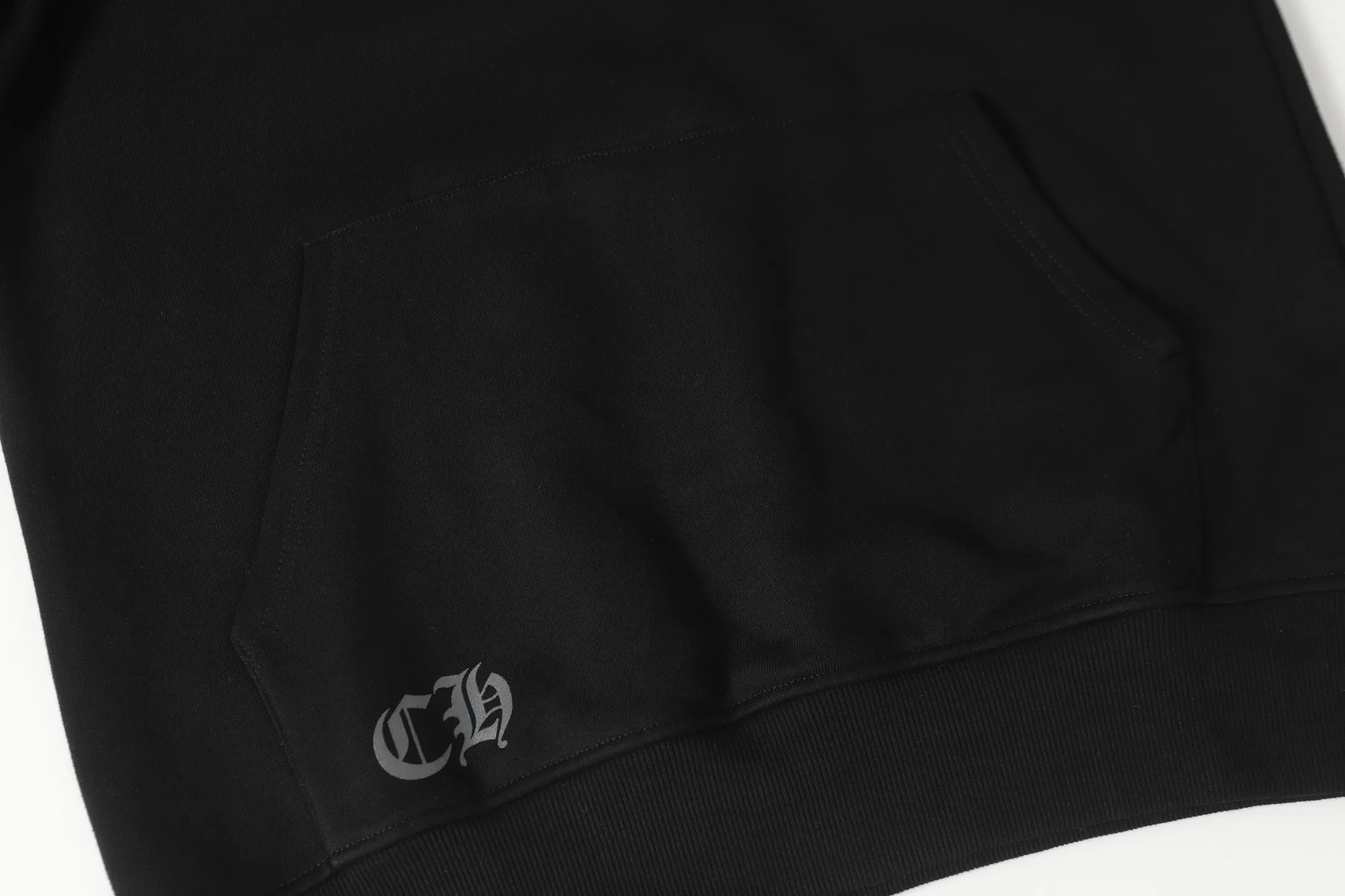 P240 Cross-border running quantity model, please do not place an order if you pursue quality - Chrome Hearts/Chrome Hearts Hong Kong Limited Horseshoe Sanskrit Printed Hooded Sweatshirt - High weight, high density and high quality. The wool is soft, delicate and skin-friendly. Soft and silky to the touch. Excellent warmth and skin-friendly properties. - Custom-woven and custom-dyed, no color difference. No matter the fabric or workmanship details, it beats the ordinary version on the market. - Hardware zipper accessories are all customized, full of details - Color: black - Size: S M L XL